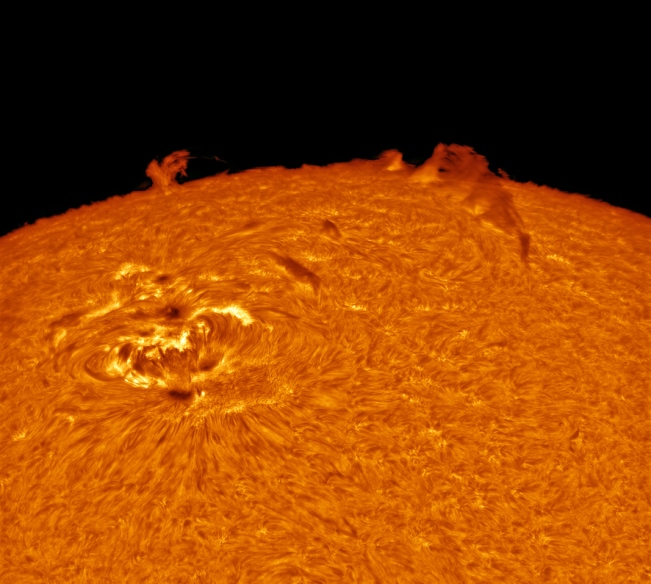 <p>Vencedora da categoria Nosso Sistema Solar, a imagem de Alexandra Hart, da Grã-Bretanha, mostra a superfície borbulhante do Sol. A região de atividade à esquerda tem espaço de sobra para engolir a Terra diversas vezes. A fotógrafa a comparou com o efeito provocado por uma pedra atirada na água</p>