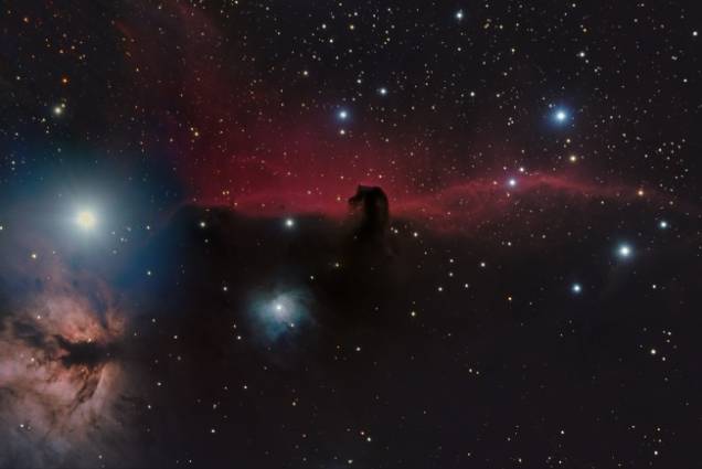 <p>Outra imagem da Nebulosa Cabeça de Cavalo, desta fez feita pelos irmãos Shishir e Shashank Dholakia, de apenas 15 anos. A foto foi feita com o equipamento emprestado do pai, durante uma viagem de família ao Lake San Antonio, na Califórnia, EUA. O brilho avermelhado, que contrasta com a silhueta escura da nebulosa, é produzido pelo hidrogênio gasoso ionizado pelas estrelas próximas. A imagem venceu a categoria Jovem Fotógrafo Astronômico </p>