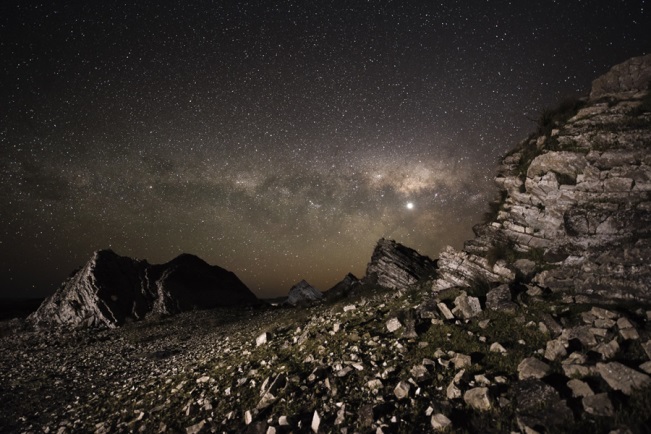 <p>A categoria iniciante foi vencida por Chris Murphy, da Nova Zelândia, com sua fotografia de formações rochosas que remete a milhares de anos de história geológica, enquanto no céu o tempo e a distância se relacionam diretamente, uma vez que a luz das estrelas pode levar décadas para atravessar o espaço</p>