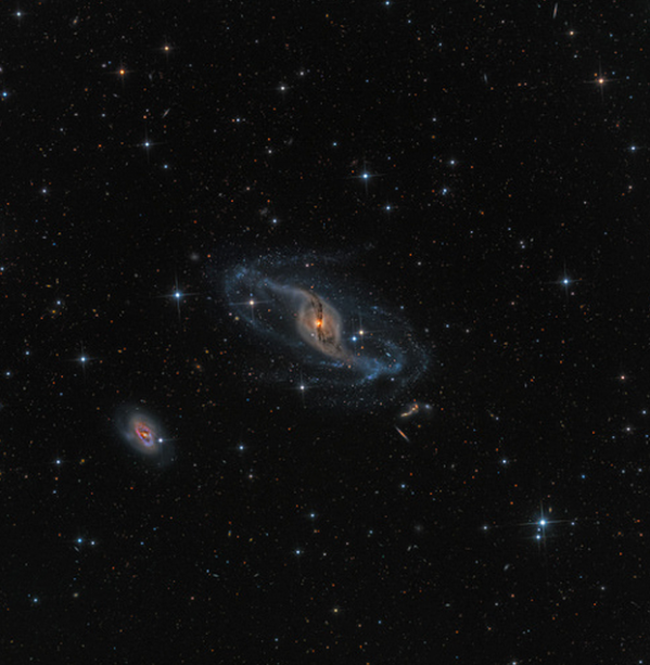 <p>A foto do americano Mark Hanson mostra a galáxia espiral NGC 3718, na Constelação Ursa Maior, e foi feita a partir de um observatório no Novo México, EUA. A estimativa é que existam 5 000 galáxias nesta imagem, com magnitude de até 24 (para se ter uma ideia, a magnitude 27 é o limite da luz visível para muitos telescópios, enquanto o brilho solar equivale a - 27). Ela venceu a categoria de uso de Equipamento Robótico </p>