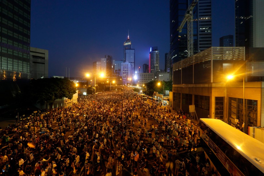 Milhares de manifestantes ocupam a rua principal que leva ao distrito financeiro de Wanchai, em frente à sede do governo de Hong Kong, na China. Os manifestantes pró-democracia lançaram uma campanha exigindo maiores liberdades na ex-colônia britânica