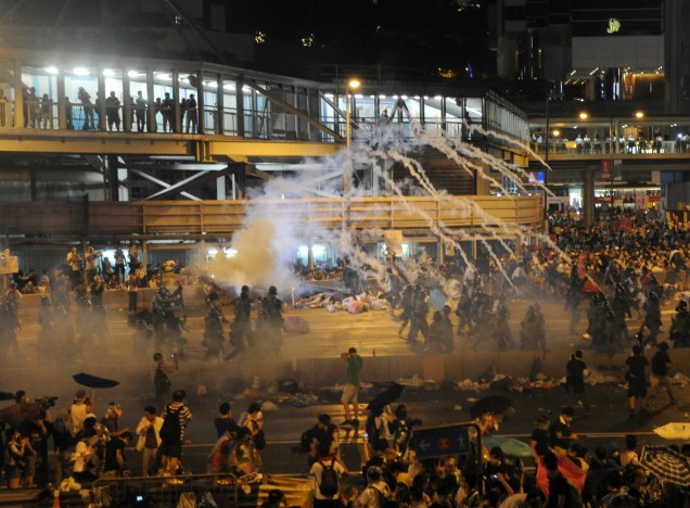 Milhares de manifestantes bloquearam a rua principal do distrito financeiro de Hong Kong, na China, neste domingo (28) em um ato pró-democracia. A polícia de Hong Kong alegou ilegalidade do ato e disparou repetidas rajadas de gás lacrimogêneo para dispersar os protestantes