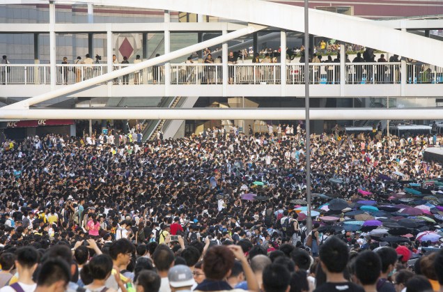 Uma manifestação pró-democracia reuniu milhares de pessoas no centro da cidade de Hong Kong, na China, neste domingo (28). Os manifestantes criticam a decisão de Pequim sobre limitar candidaturas para as eleições de 2017 e cobram uma reforma eleitoral no país