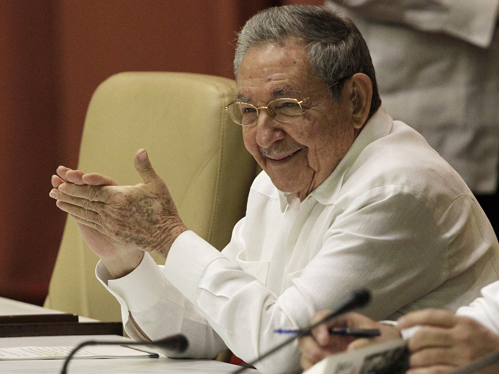 Raul Castro cumprimenta membros da Assembleia Nacional no início de uma sessão em Havana, Cuba