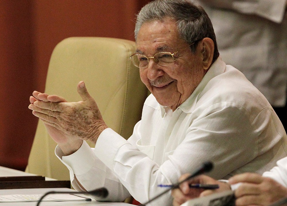 Raul Castro cumprimenta membros da Assembleia Nacional no início de uma sessão em Havana, Cuba