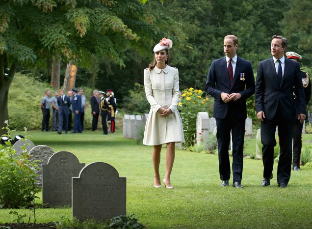 A duquesa de Cambridge, Kate Middleton, o príncipe Willian e o primeiro-ministro britânico, David Cameron, caminham no cemitério militar St. Symphorien, em Mons, na Bélgica
