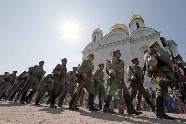 Homens vestidos com trajes militares russos marcham em frente à Catedral Ekaterinisky, em São Petersburgo, onde foi realizada uma homenagem ao centenário da I Guerra Mundial