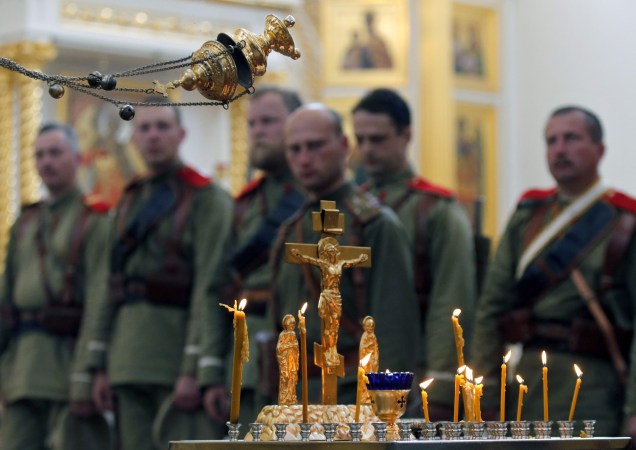Homens vestidos com trajes militares russos participam de cerimônia em homenagem ao centenário da I Guerra Mundial na Catedral Ekaterinisky, em São Petesburgo