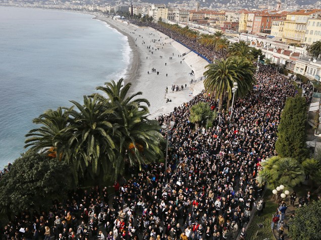 Milhares de pessoas participaram neste sábado (10) de uma marcha em Nice em memória às vítimas dos ataques terroristas dos últimos dias na França