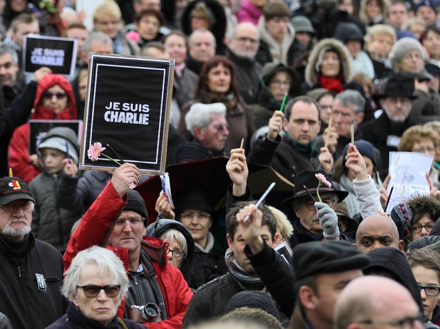 Cartazes com a frase Je suis Charlie são vistos durante uma marcha na Praça do Memorial, na cidade francesa de Caen