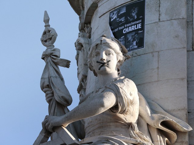 Tampão é colocado na boca da estátua intitulada Marianne, símbolo da liberdade, na Praça da República, em Paris, antes do início de uma grande marcha onde mais de um milhão de pessoas são esperadas além de dezenas de líderes mundiais em uma exposição histórica de desafio global contra o extremismo após os ataques terroristas na capital francesa
