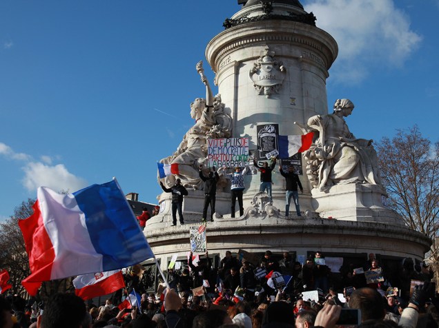 Milhares de pessoas e líderes políticos de diferentes países se reúnem neste domingo (11) na Praça da República, em Paris, para uma marcha global contra o extremismo, após os atentados terroristas que assolaram a França na última semana
