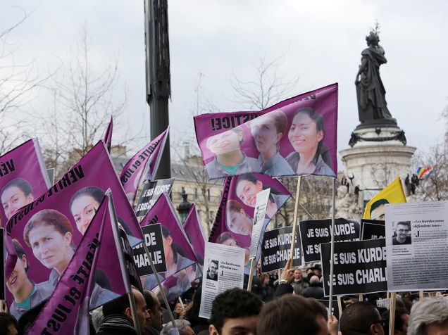 Cartazes com a frase Je suis kurde, je suis Charlie, traduzido Somos curdos, somos Charlie são vistos durante a marcha na Praça da República, em Paris