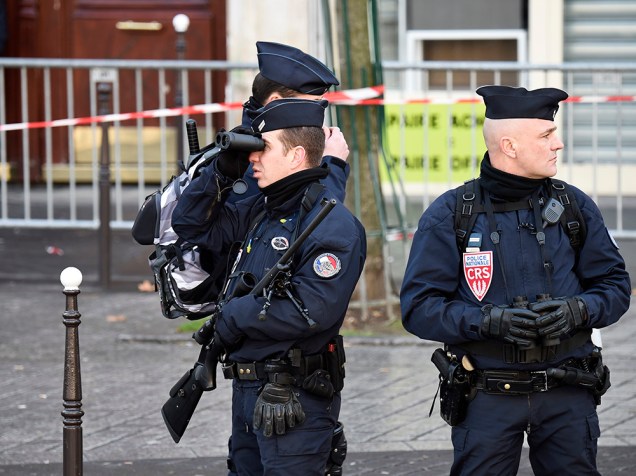 Policiais das forças nacionais francesas realizam a segurança da marcha que acontece neste domingo (11), em Paris
