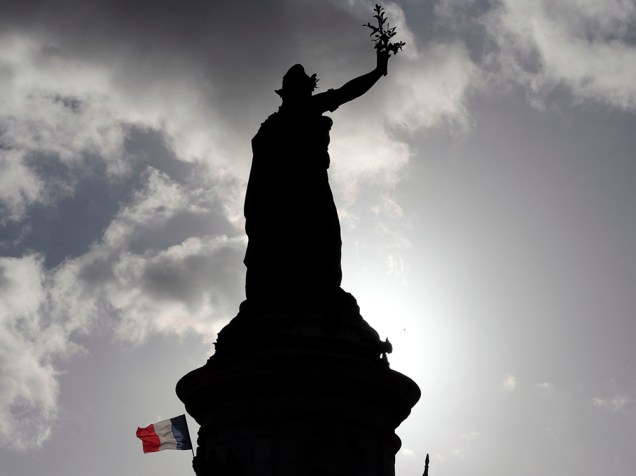 Estátua símbolo da liberdade é fotografada durante a marcha em Paris