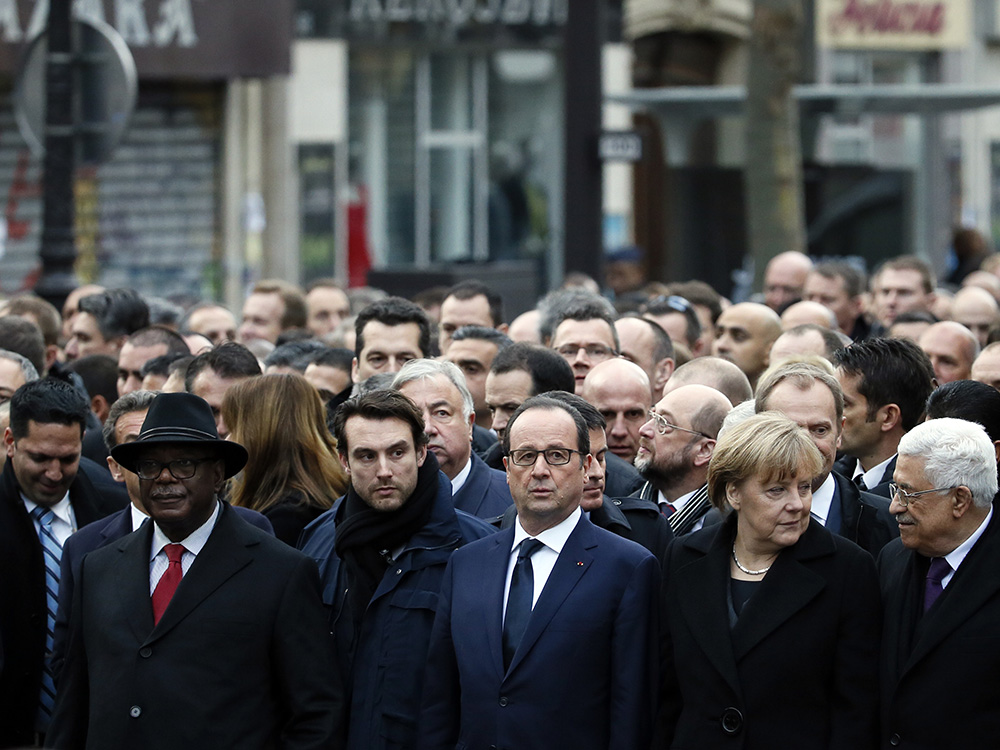 Bloco de autoridades de várias países do mundo durante a marcha histórica na Place da la République, Paris, em resposta aos atentados terroristas que atingiram a França na última semana