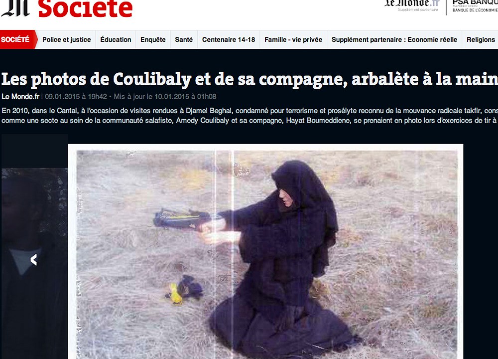 Em imagem divulgada pelo jornal francês Le Monde, Hayat aparece em um campo de treinamento de jihadistas em Cantal