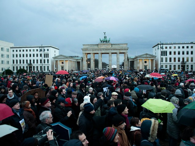Na Alemanha, milhares de pessoas se reúnem em solidariedade com as vítimas de dois ataques terroristas em Paris, em frente ao Portão de Brandemburgo, em Berlim