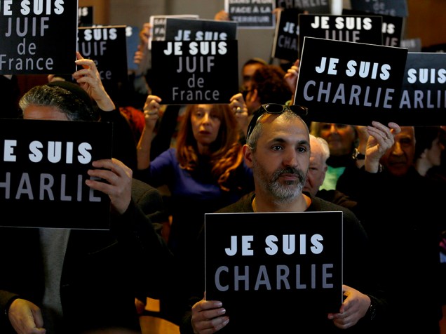 Comunidade judaica segura cartazes escritos Eu sou Charlie, durante ato de apoio e homenagem as vítimas do terrorismo em Paris, neste domingo (11), em Jerusalém