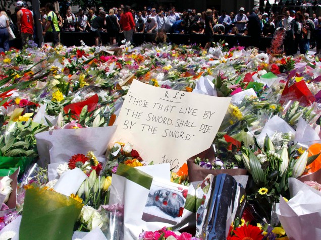 Centenas de pessoas depositam flores para homenagear as vítimas do sequestro em um café na cidade de Sydney, Austrália. O ato terrorista deixou três mortos na última segunda-feira (15)