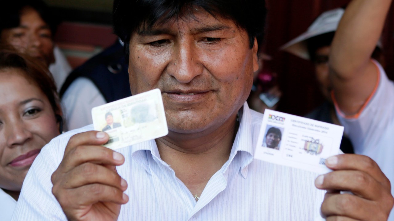 O presidente da Bolívia, Evo Morales, mostra seu título de eleitor antes de votar, em Cochabamba