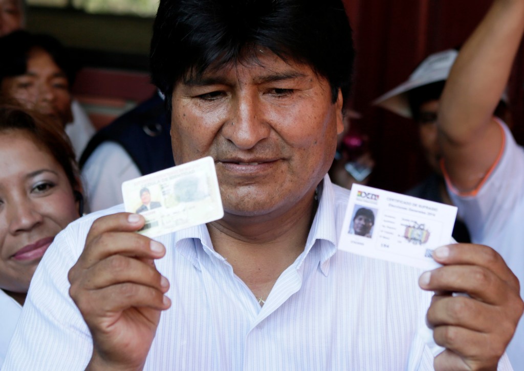 O presidente da Bolívia, Evo Morales, mostra seu título de eleitor antes de votar, em Cochabamba
