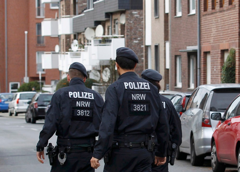 Policiais investigam prédios residenciais onde moravam suspeitos de participação nos ataques em Paris, em Alsdorf, próximo de Aachen, Alemanha. A polícia alemã prendeu cinco pessoas por suspeita de conexão aos ataques