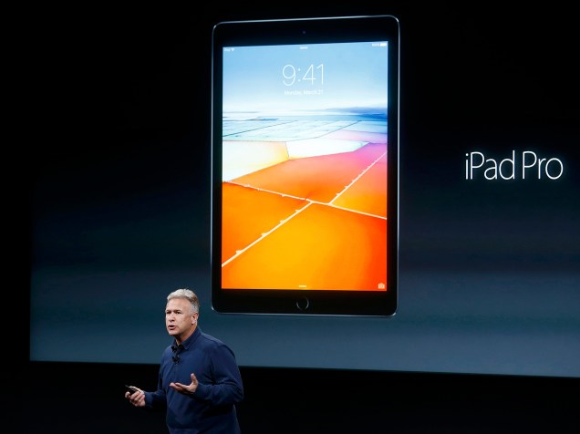 Phil Schiller, vice-presidente de marketing da Apple, apresentou a versão menor do iPad Pro, que tem 9,7 polegadas, enquanto a versão original apresentada em setembro do ano passado tem 12,9. Fora o tamanho, as especificações são praticamente as mesmas.