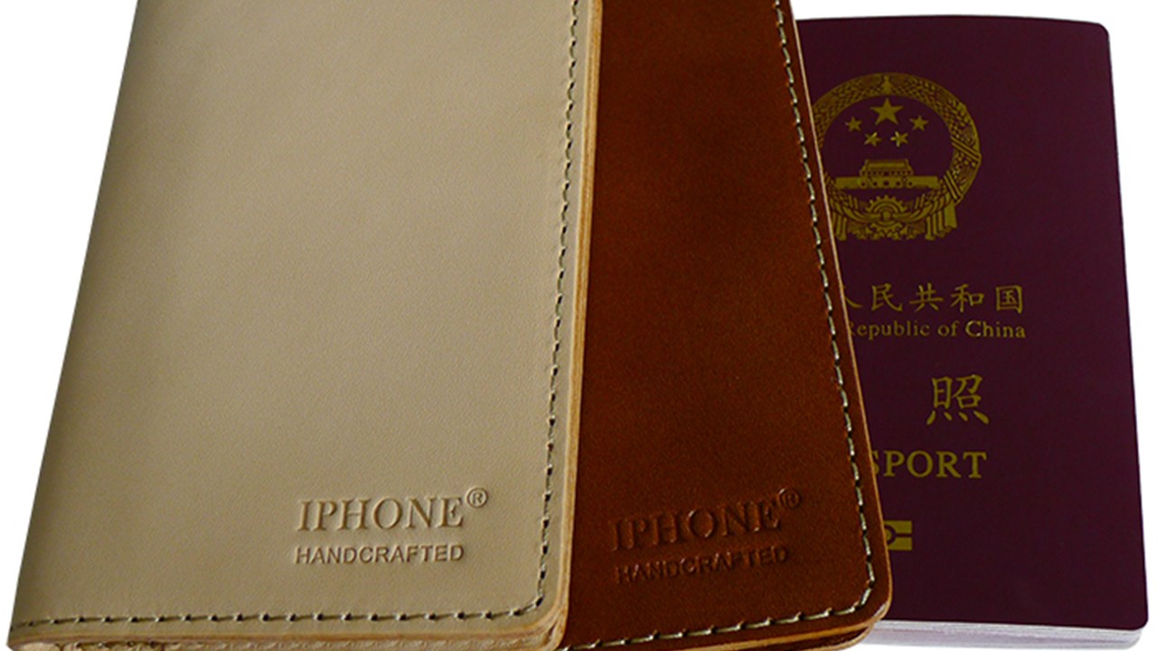 Produtos da Xintong Tiandi, empresa chinesa de artigos de couro que utiliza a marca 'iPhone'