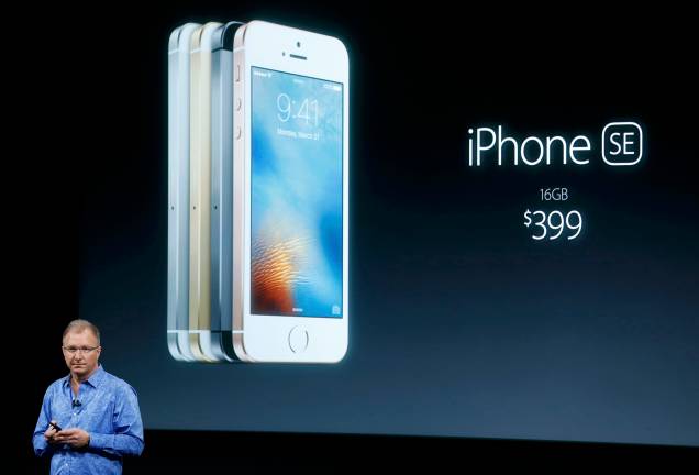 O vice-presidente da Apple, Greg Joswiak, introduziu o novo iPhone SE, um mix do design da geração 5/5S com as configurações internas do 6S. O SE tem tela de 4 polegadas (pouco mais de 10 centímetros), 0,7 polegadas a menos do que o 6S. Seu peso é o mesmo da geração 5/5S, 113 gramas, enquanto o 6S tem 143 gramas. O novo smartphone vai custar 399 dólares (cerca de 1.500 reais), para a versão de 16GB, e 499 dólares (cerca de 1.800 reais), para a versão de 64GB.