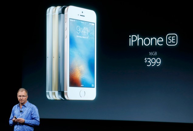 O vice-presidente da Apple, Greg Joswiak, introduziu o novo iPhone SE, um mix do design da geração 5/5S com as configurações internas do 6S. O SE tem tela de 4 polegadas (pouco mais de 10 centímetros), 0,7 polegadas a menos do que o 6S. Seu peso é o mesmo da geração 5/5S, 113 gramas, enquanto o 6S tem 143 gramas. O novo smartphone vai custar 399 dólares (cerca de 1.500 reais), para a versão de 16GB, e 499 dólares (cerca de 1.800 reais), para a versão de 64GB.