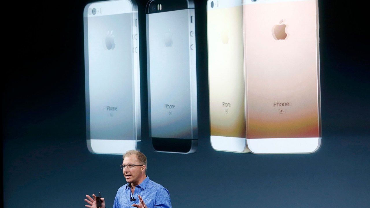 Vice-presidente da Apple, Greg Joswiak, introduz o novo iPhone SE, na sede da empresa em Cupertino, California, nesta segunda-feira (21)