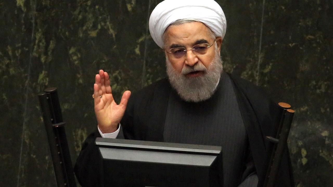 Presidente iraniano, Hassan Rouhani, faz discurso no Parlamento
