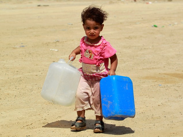 Criança iraquiana desabrigada foge da província de Anbar devido aos conflitos de forças favoráveis ao governo e grupos jihadistas