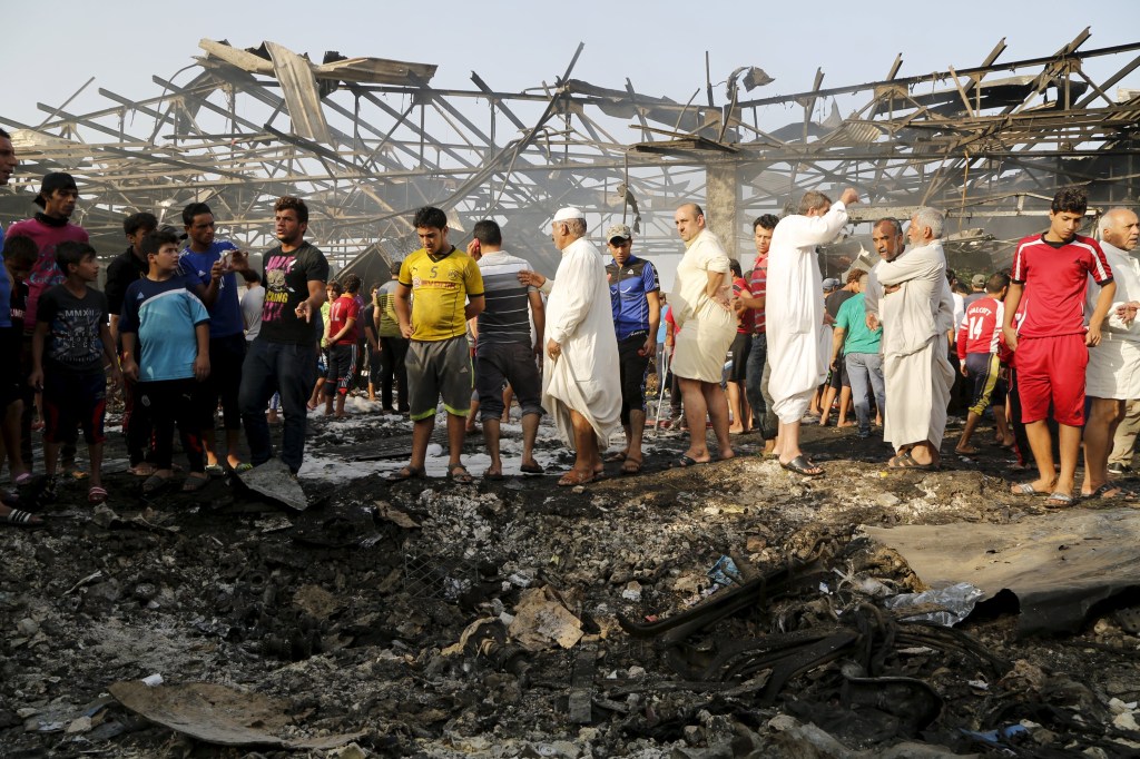 Atentado terrorista provocou destruição em mercado de Bagdá