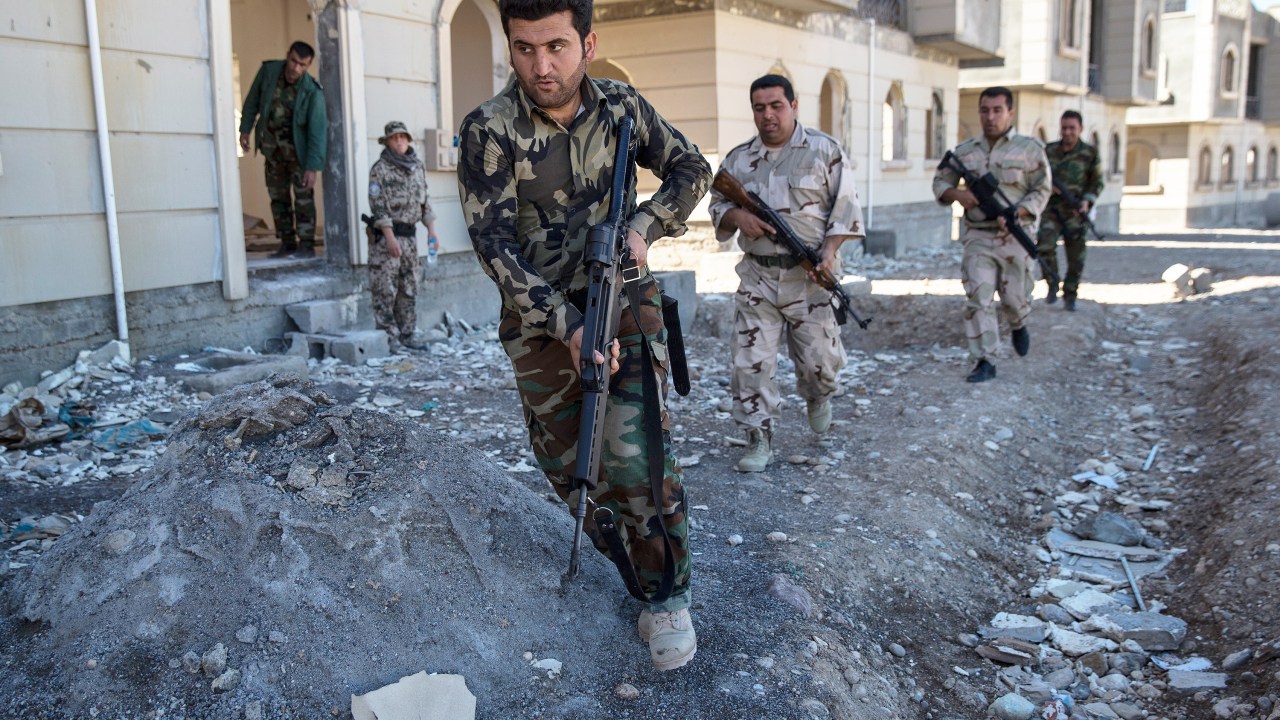 Forças curdas do Iraque em treinamento promovido pela coalizão de países europeus com os Estados Unidos