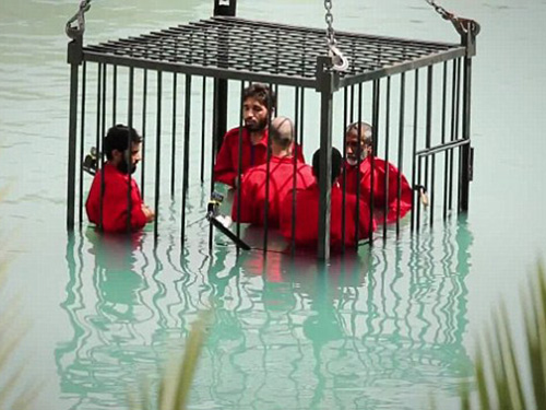Novo vídeo do Estado Islâmico (EI) mostra prisioneiros sendo afogados dentro de uma jaula
