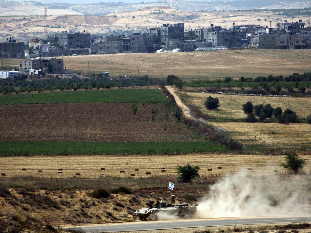 Exército israelense faz manobra próximo a fronteira com a Faixa de Gaza, neste domingo (07)