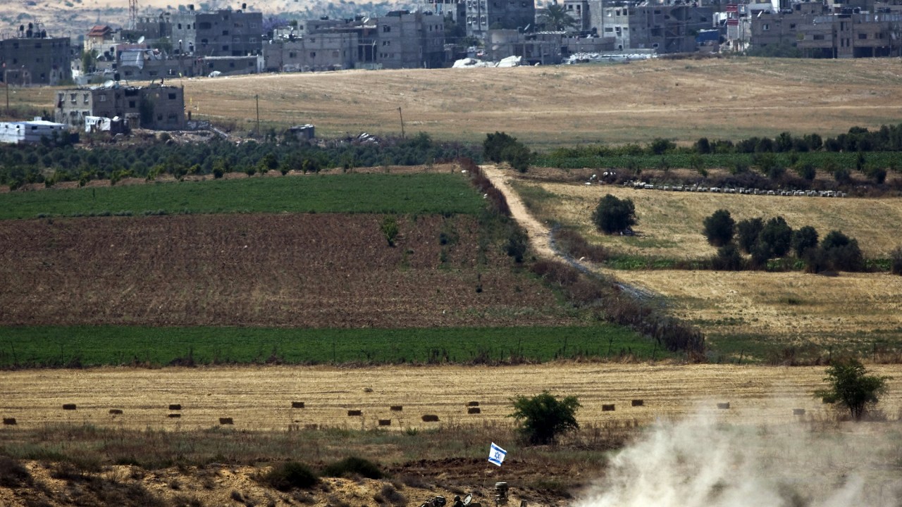 Exército israelense faz manobra próximo a fronteira com a Faixa de Gaza, neste domingo (07)
