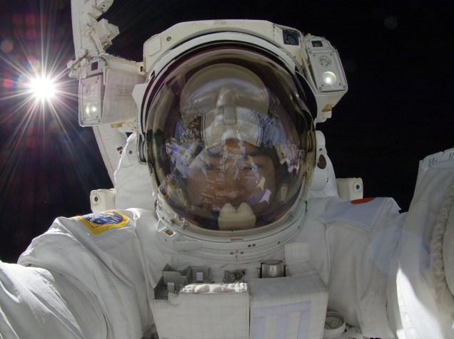 <p>Durante uma caminhada espacial em 2012, o astronauta japonês Aki Hoshide tirou uma selfie.</p>