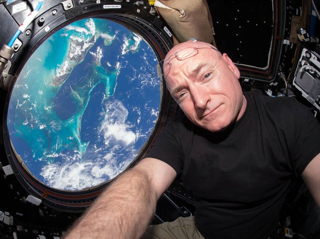 <p>A bordo da Estação Espacial Internacional (ISS) desde 27 de março deste ano, Scott Kelly é o americano que está há mais tempo no espaço. O retorno do astronauta para a Terra está marcado para 3 de março de 2016, quando ele alcançará a marca de 522 dias vividos no espaço. </p>