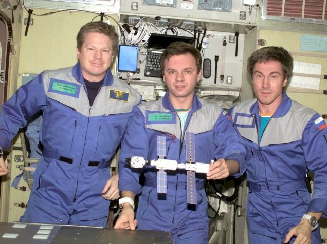 <p>Da esquerda para a direita: Bill Shepherd, Yuri Gidzenko e Sergei Krikalev, os membros da primeira missão tripulada que foi enviada à ISS. </p>