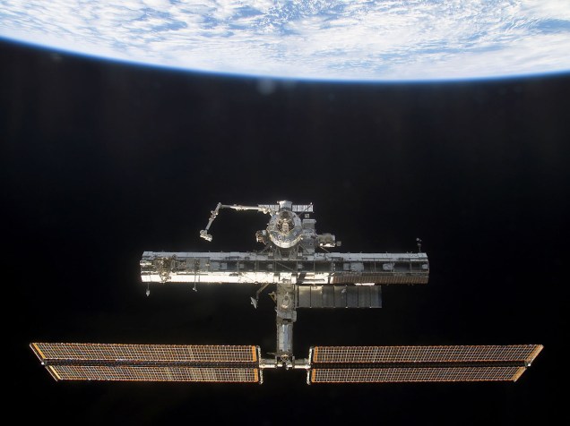 <p>Estação Espacial Internacional, vista do ônibus espacial Endeavour, em 2002. </p>