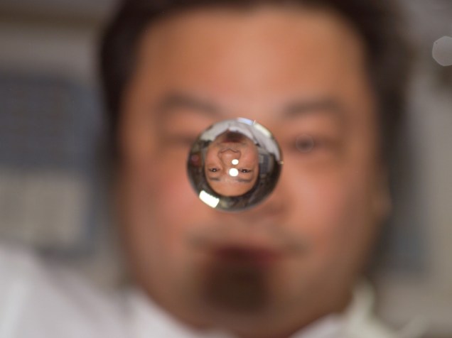 <p>4.Imagem de Leroy Chiao, comandante da Expedição 10, refletida em uma esfera de água a bordo da ISS em 2004.</p>