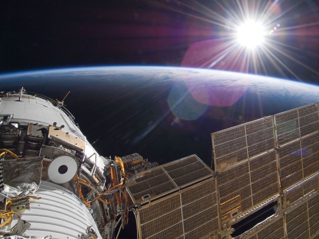 <p>A Estação Espacial Internacional é conhecida por ser grande janela para visuais incríveis do espaço. Em 2009, os astronautas a bordo da ISS capturaram uma imagem do sol nascendo.</p>