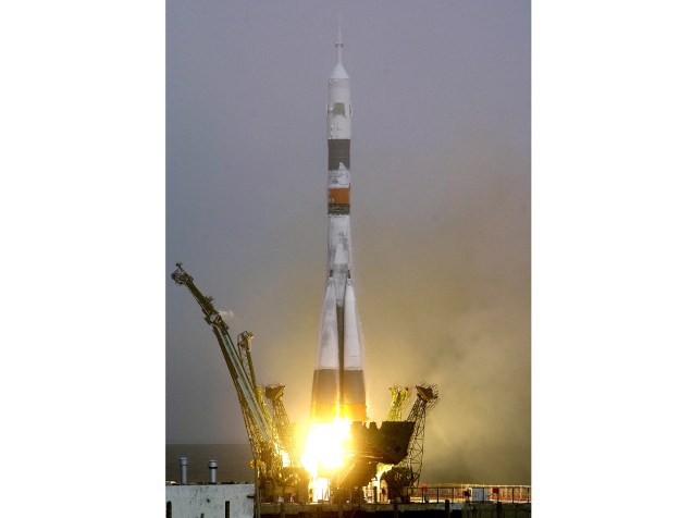 <p>A nave espacial Soyuz decolou em 31 de outubro de 2000 levando a bordo os tripulantes da Expedição 1 para a Estação Espacial Internacional. Eles chegaram em 2 de novembro, marcando o início da presença humana ininterrupta no espaço.</p>