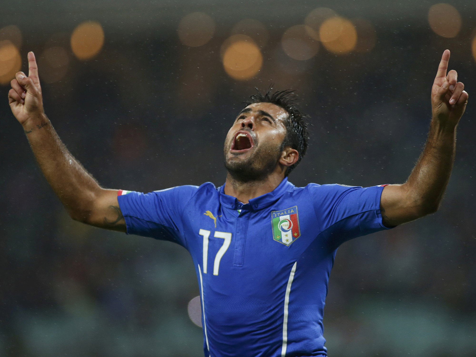 O atacante Éder, brasileiro naturalizado italiano, comemora o gol na vitória da Itália contra o Azerbaijão