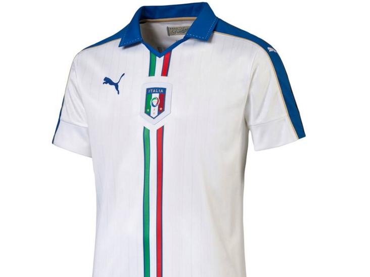 Camisa branca da Itália tem as cores da bandeira em uma faixa no centro