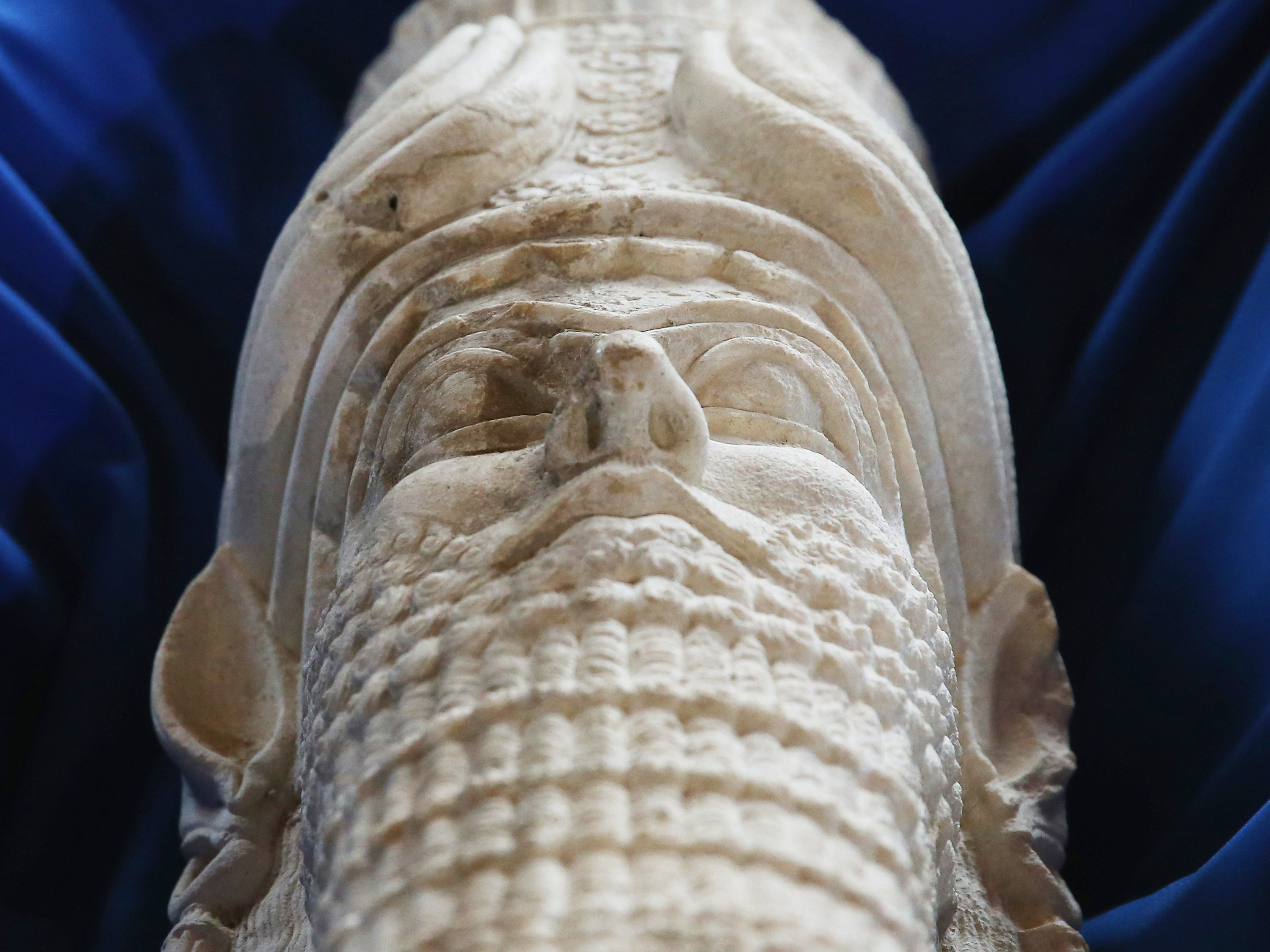 Escultura da cabeça do rei assírio Sargon II é exibida durante cerimônia de repatriação de itens culturais ao Iraque, em Washington
