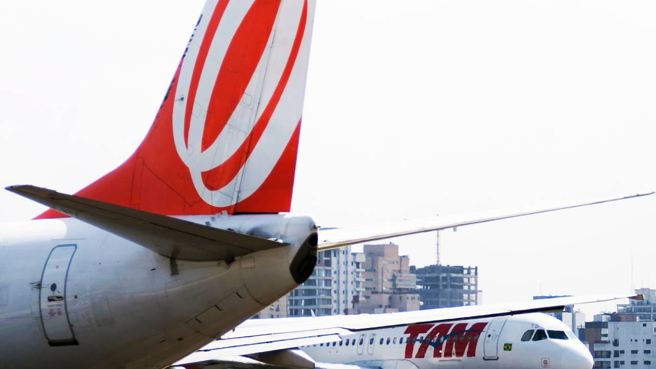 Aviões na pista do aeroporto de Congonhas em São Paulo